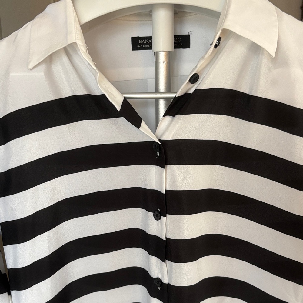 Beautiful Women's XXS Banana Republic Black Striped Long Sleeve Button Blouse - Picture 2 of 5